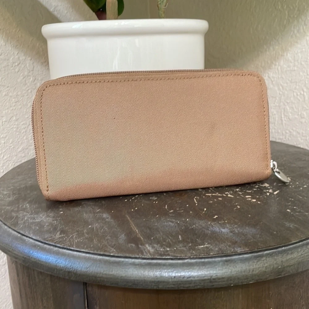 TRAVELON zipper closure wallet